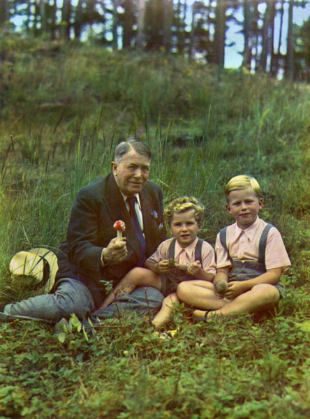 Hugo Vavrečka s vnuky Václavem a Ivanem Havlovými | © Soukromý archiv Ivana M. Havla